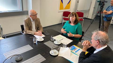 Oberbürgermeisterin Jutta Steinruck (parteilos), Umweltdezernent Alexander Thewalt (rechts) und der Datenschutzbeauftragte des Landes Rheinland-Pfalz, Dieter Kugelmann (links), haben das Projekt "Videoüberwachung gegen Müllsünder" vorgestellt.