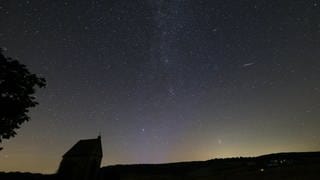 Die Perseiden am Nachthimmel. Die Sternschnuppen sind heute Nacht über der Pfalz zu sehen. Das Bild ist auf der Schwäbischen Alb entstanden.