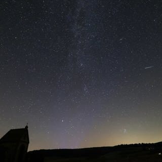 Die Perseiden am Nachthimmel. Die Sternschnuppen sind heute Nacht über der Pfalz zu sehen. Das Bild ist auf der Schwäbischen Alb entstanden.