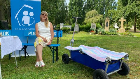 Gemeindeschwester-Plus Heidi Gangkofner auf ihrer Plauderbank auf dem Friedhof Speyer.