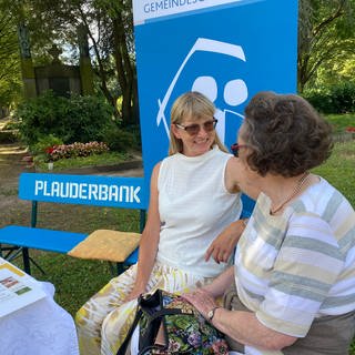 Gemeindeschwester-Plus Heidi Gangkofner (links) auf ihrer Plauderbank auf dem Friedhof Speyer.