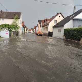 Überschwemmungen in Hagenbach bei Gewitter und Starkregen in der Pfalz