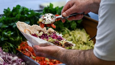 Der deutsche Döner hat mehr Zutaten als der türkische Döner