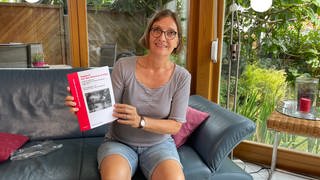 Isa Scholtissek aus Wachenheim mit dem Buch, das sie über die Erlebnisse ihres Urgroßvaters während der Kolonialzeit in Papua-Neuguinea geschrieben hat.