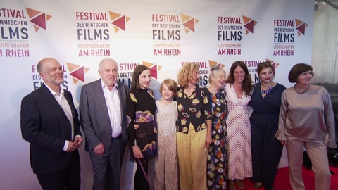 Auf dem Roten Teppich beim Filmfestival Ludwigshafen: Meret Becker (3.v.l.), Hauptdarstellerin des Eröffnungsfilms "Familie is nicht".