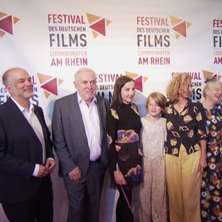 Auf dem Roten Teppich beim Filmfestival Ludwigshafen: Meret Becker (3.v.l.), Hauptdarstellerin des Eröffnungsfilms "Familie is nicht".