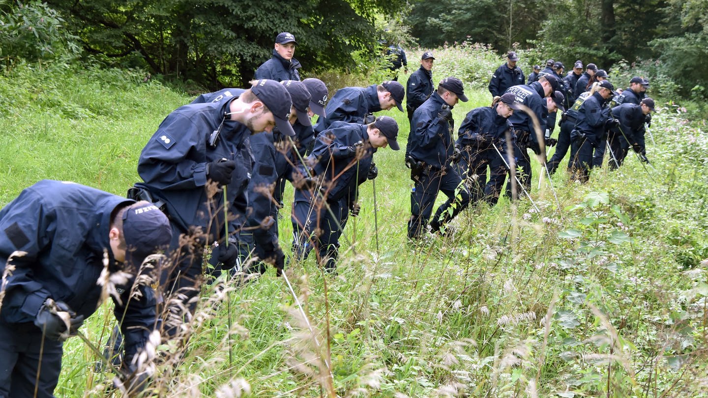 (Symbolbild) Polizisten suchen nach einer vermissten Person.