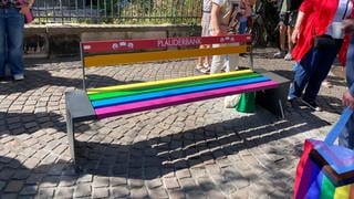 In Landau steht eine Plauderbank in Regenbogen-Farben