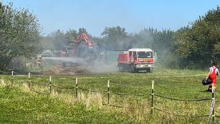 Löscharbeiten der Feuerwehr im Reiterhof in Hagenbach