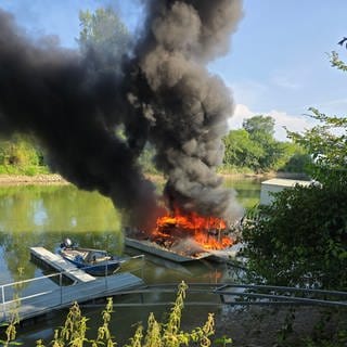 Sportboot im Hafen Germersheim in Flammen