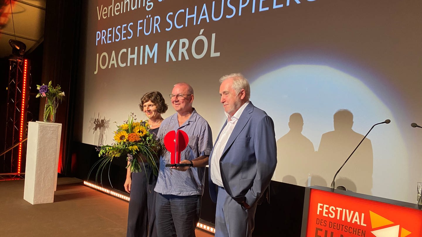 Der Schauspieler Joachim Król bekommt beim Festival des deutschen Films in Ludwigshafen den Preis für Schauspielkunst.