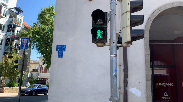 In Speyer sehen Passanten einen "Brezelbu", wenn sie über die Ampel gehen.