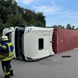 Der umgekippte Lkw - die Bergung soll noch Stunden dauern