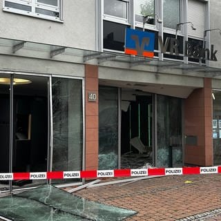 Unbekannte haben einen Geldautomaten im südpfälzischen Hagenbach gesprengt.