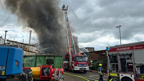 Löscharbeiten bei einem Brand in Germersheim