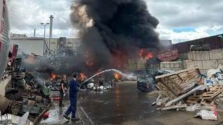 Löscharbeiten bei einem Brand in Germersheim