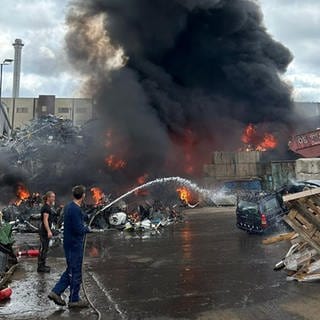 Löscharbeiten bei einem Brand in Germersheim