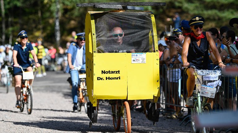 Klappradler haben sich als Flugbegleiterinnen und Notarzt verkleidet.