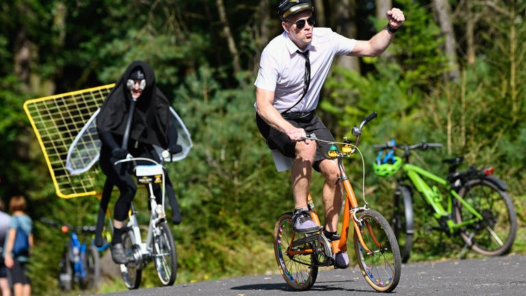 Ein Klappradfahrer hat sich als Pilot verkleidet.