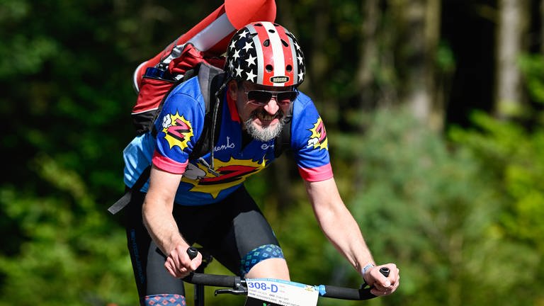 Klappradfahrer erklimmen den Berg Kalmit.