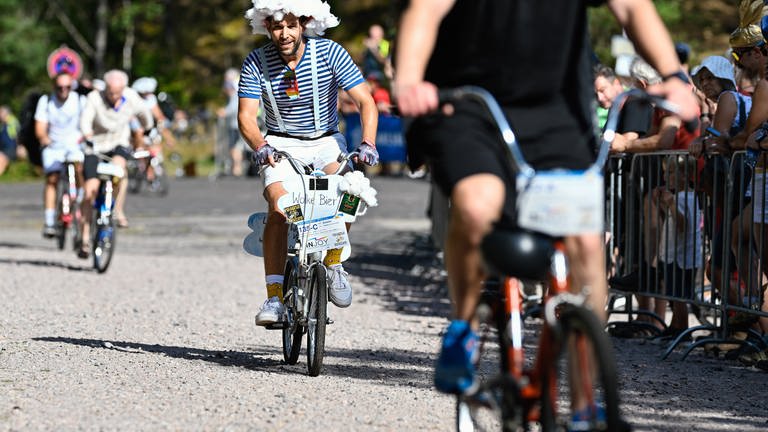 Ein Klappradfahrer hat sich als Bier verkleidet.