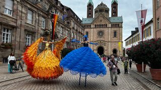 Stelzenläuferinnen vor dem Speyerer Dom