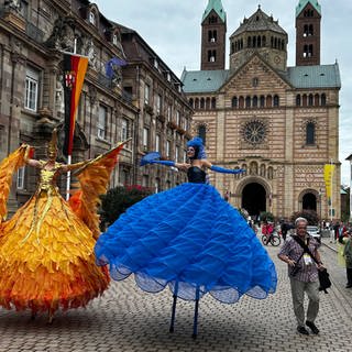 Stelzenläuferinnen vor dem Speyerer Dom