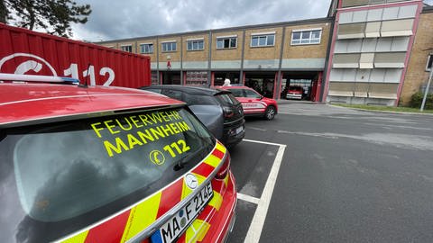 Ein Feuerwehrauto aus Mannheim steht vor der Feuerwache in Ludwigshafen: Ein Foto mit Symbolkraft, denn beide Feuerwehren arbeiten eng zusammen, wenn es um den Bevölkerungsschutz geht.