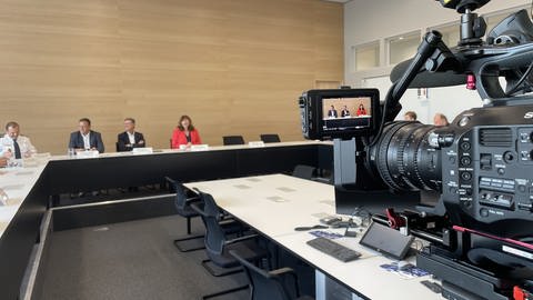 Der Leitfaden zum Erstellen lokaler Warnkonzpete im Bevölkerungsschutz mit Beispielen aus Mannheim und Ludwigshafen wurde am Montag in der Feuerwache 1 in Ludwigshafen bei einer Pressekonferenz vorgestellt.