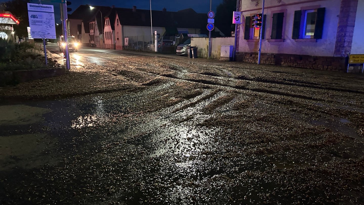 Ein Winzer hatte am Montag während der Fahrt in Edenkoben im Kreis Südliche Weinstraße einen Anhänger mit zwei Tonnen Maische verloren. Die Ladung hatte sich großflächig auf einer Hauptstraße in Edesheim verteilt.