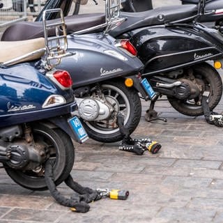 Abgeschlossene Motorroller in einer Innenstadt.