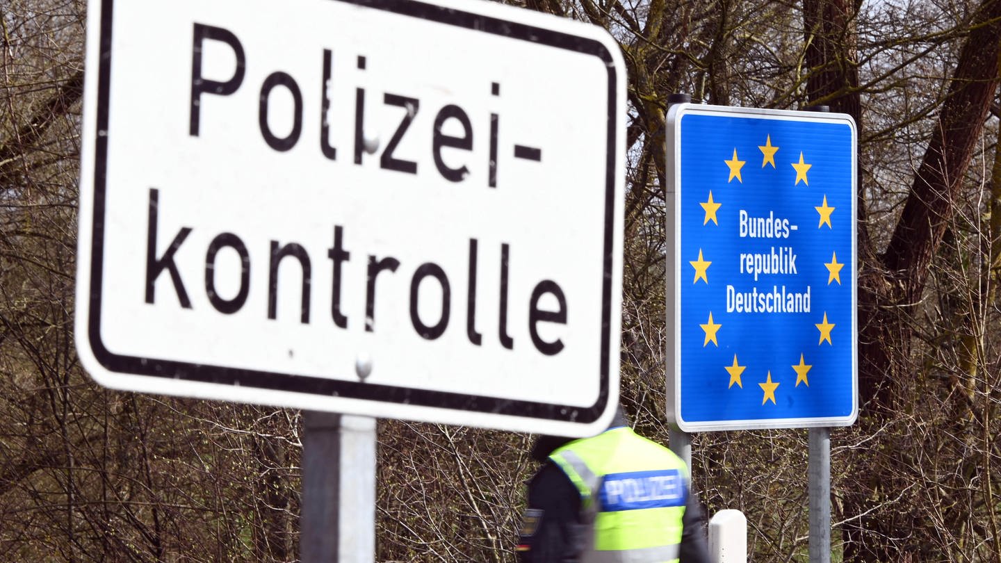 Grenzschild bei Neulauterburg und Lauterbourg mit dem Schild Polizeikontrolle.