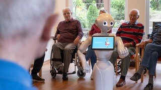 Roboter "Pepper" in einer Tagespflegeeinrichtung in Ludwigshafen