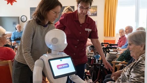 Roboter "Pepper" in einer Tagespflegeeinrichtung in Ludwigshafen