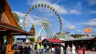 In den Gondeln des Wurstmarkt-Riesenrads kann 2024 geheiratet werden. Die Trauungen werden auf dem Festgelände in Bad Dürkheim von der Evangelischen Kirche angeboten.