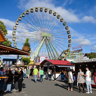 In den Gondeln des Wurstmarkt-Riesenrads kann 2024 geheiratet werden. Die Trauungen werden auf dem Festgelände in Bad Dürkheim von der Evangelischen Kirche angeboten.