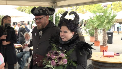 Jasmin und Christian Gessner haben sich auf dem Bad Dürkheimer Wurstmarkt getraut. Nicht im Riesenrad, aber darunter haben sie Ja zueinander gesagt.