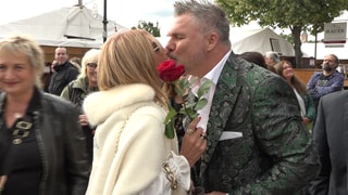 Matthias und Kirsten lassen sich auf dem Bad Dürkheimer Wurstmarkt trauen. Die Evangelische Kirche bietet die Hochzeiten in einer Gondel des Riesenrads an. Hier küssen sie sich nach der Verlobung.