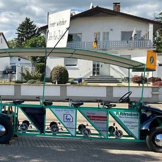 Mit diesem selbstgebauten Fahrzeug ist der Unfall beim Festumzug in Billigheim passiert. Acht Menschen wurden verletzt. 