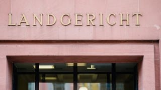 Ein Mann soll seine Lebensgefährtin mit zahlreichen Messerstichen umgebracht haben. Vor dem Landgericht Frankenthal startet der Prozess