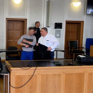 Prozessbeginn am Landgericht Frankenthal: Der Angeklagte soll im März in Ludwigshafen einen anderen mit einem Messer attackiert haben. Das Opfer floh mit einem Fahrrad, starb aber auf der Flucht.