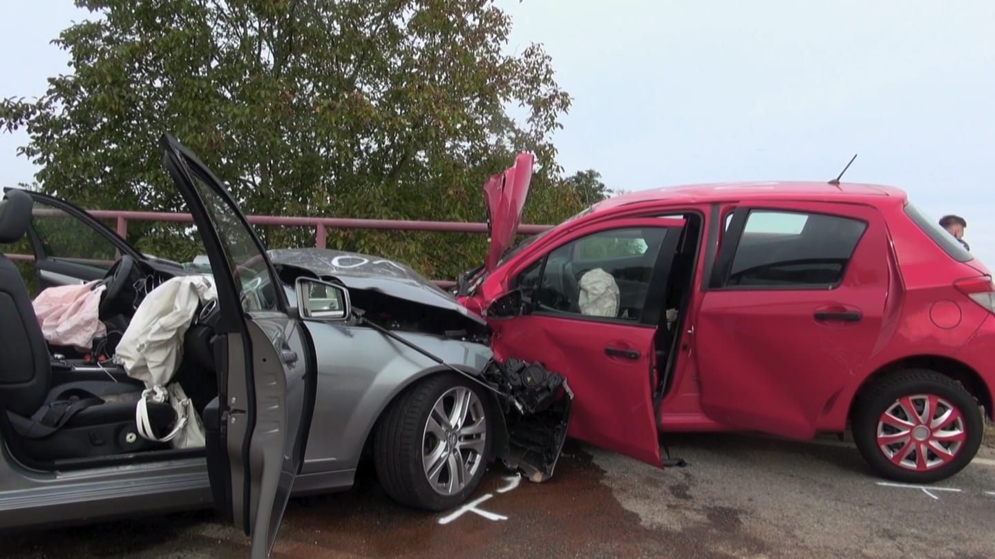 Bei Zeiskam sind zwei Autos frontal zusammengestoßen. Eine 72-jährige Frau kam dabei ums Leben.