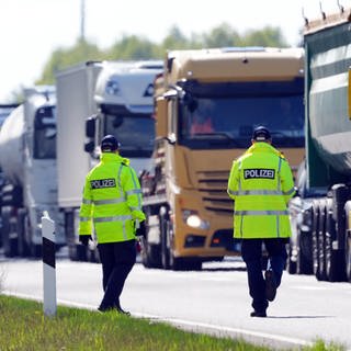 Die Polizei kontrolliert Lastwagen (Archivbild)