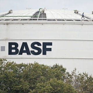 Produktionsanlage der BASF in Ludwigshafen. Die BASF schließt weitere Schließungen nicht aus.