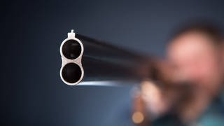 Ein Schütze hat ein Gewehr im Anschlag - Symbolbild für Mann in Annweiler bedroht mit vermeintlichem Gewehr einen 17-Jährigen