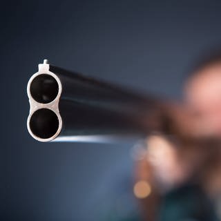 Ein Schütze hat ein Gewehr im Anschlag - Symbolbild für Mann in Annweiler bedroht mit vermeintlichem Gewehr einen 17-Jährigen