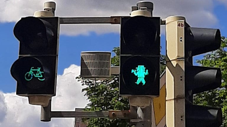 Das Strohhutfestmännchen war 2022 auch Ampelmännchen in Frankenthal.