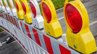 Eine gesperrte Straße - Die B9 zwischen Ludwigshafen-Oggersheim und Frankenthal ist voraussichtlich bis Ostern nur teilweise befahrbar