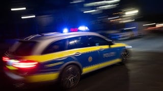 Polizeiauto rast durch eine Straße: Bei einer Verfolgungsjagd in Speyer hat ein mutmaßlicher Raser eine spektakuläre Flucht hingelegt. Jetzt sitzt er in Untersuchungshaft.