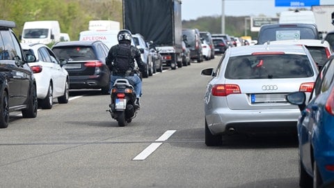 Ein Motorroller-Fahrer auf der Autobahn: Auf der A61 bei Frankenthal war ein Mann mit einem Motorroller auf der Autobahn unterwegs. Er hat keinen Führerschein und stand unter Drogeneinfluss.